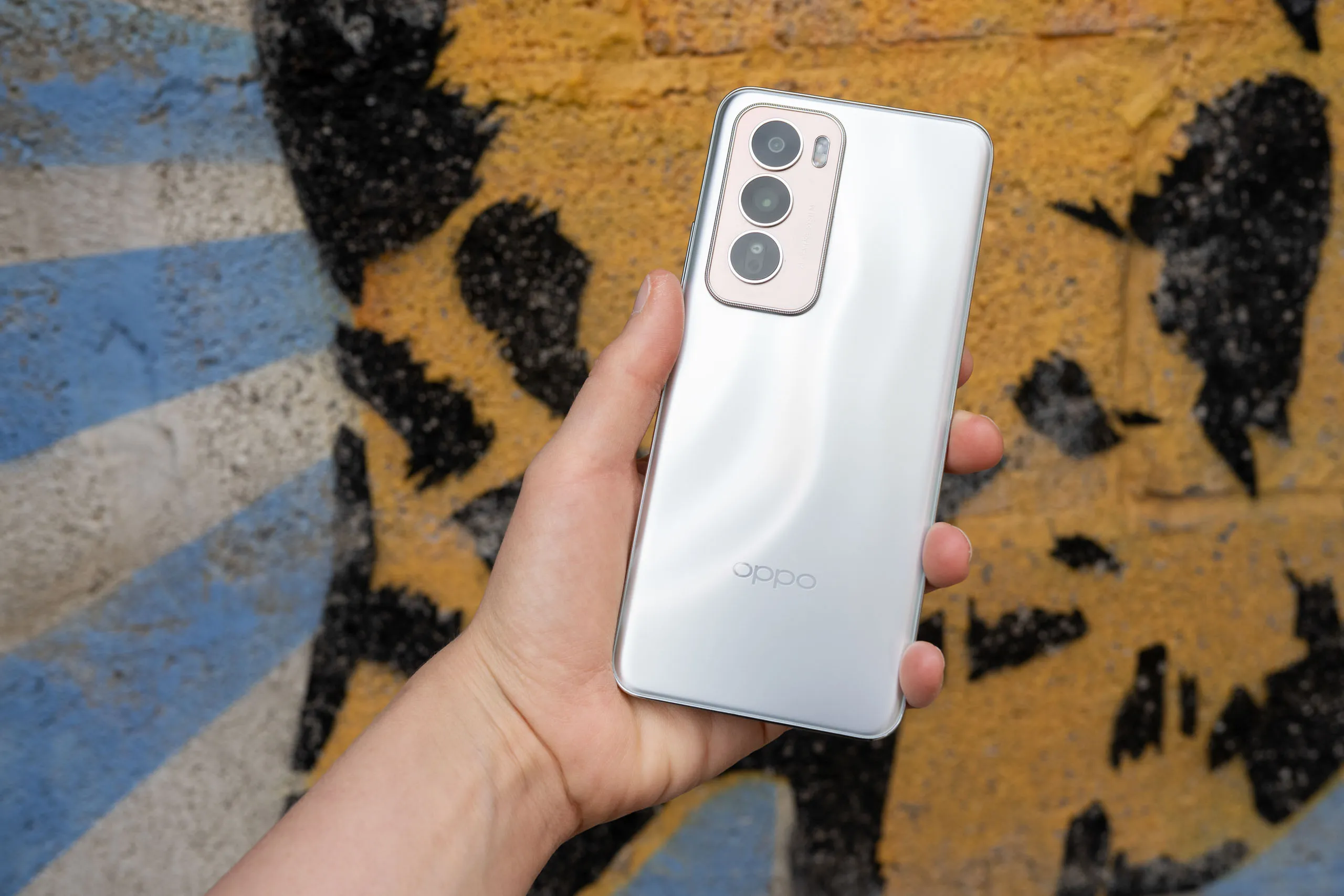 لماذا هاتف أوبو Oppo Reno 12 أقوى هواتف الفئة المتوسطة التي تبحث عنها؟ مواصفاته تتحدى